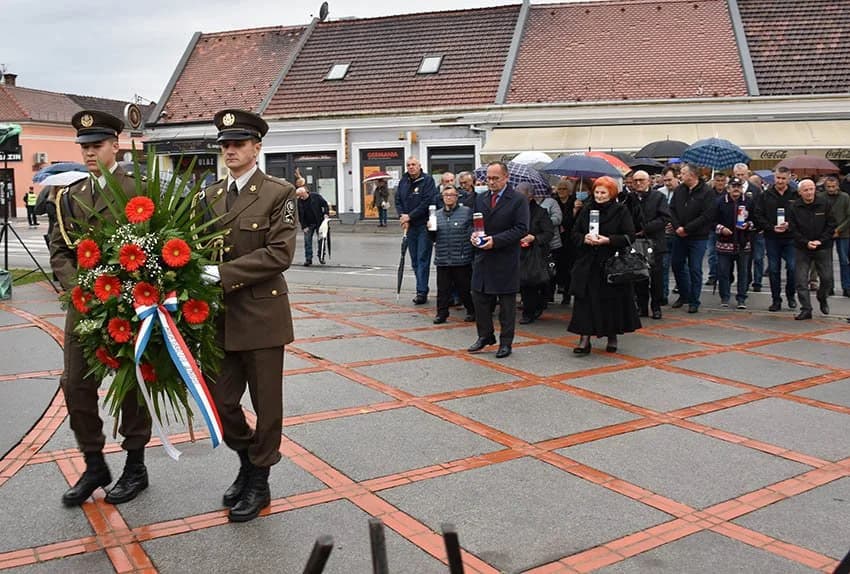 /FOTOGALERIJA/Uz polaganje vijenaca i paljenje svijeća te euharistijsko slavlje sjećanje na sve poginule, nestale i umrle pripadnike 123. brigade o 30.obljetnici njenog osnutka