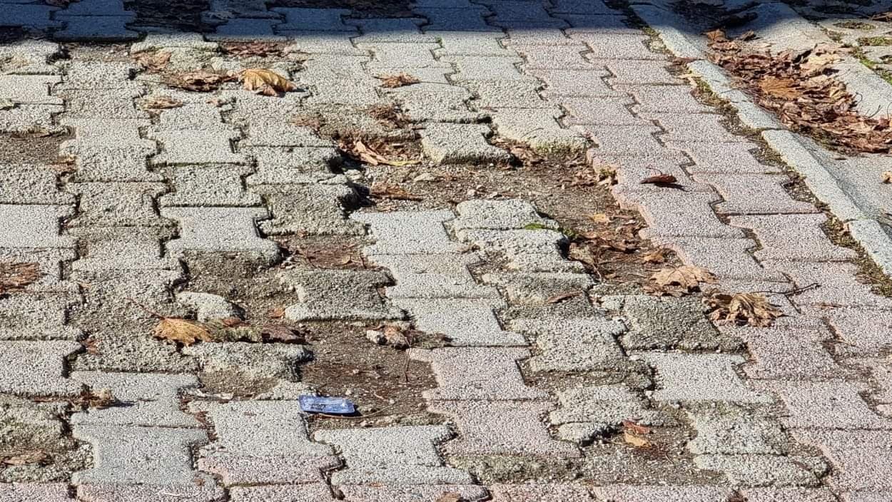 Oštećenja nogostupa i popločenih površina prijete prolaznicima - najviše učenicima, slijedi li skori popravak? [FOTO]
