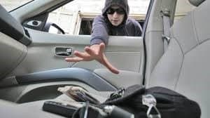Policija traga za kradljivcem torbice iz automobila