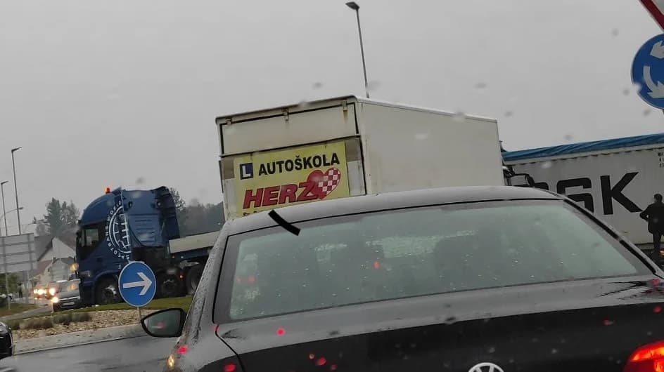 Muke s kružnim tokovima: Vozač šlepera zaglavio kod Spara [FOTO-VIDEO]