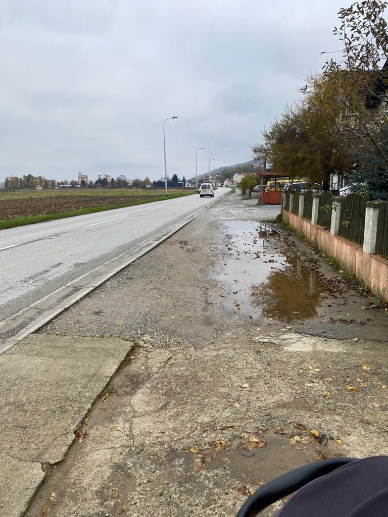 Zar da s dječjim kolicima na nogostupu hodam po blatu i preko vode!?