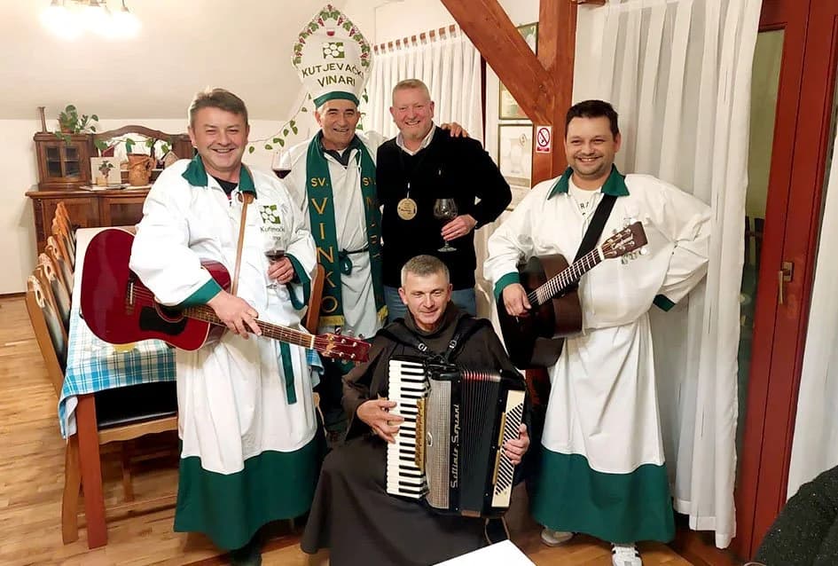 Thomson krstio vino u podrumu Krunoslava Sontakija /FOTO/