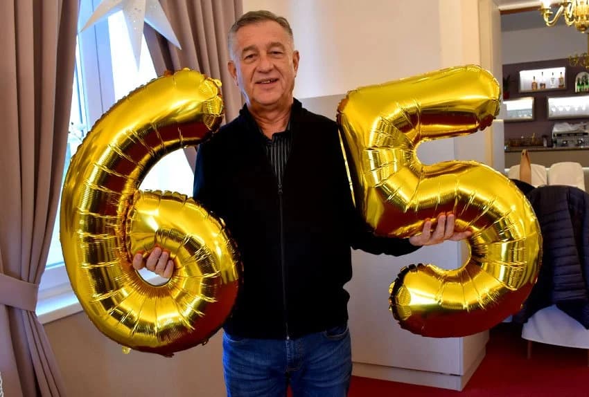 Urednik i vlasnik Požeške kronike Vladimir Protić proslavio 65. rođendan-prijatelj ga zbog odlaska u mirovinu darivao štapom sa zvoncetom [FOTOGALERIJA]