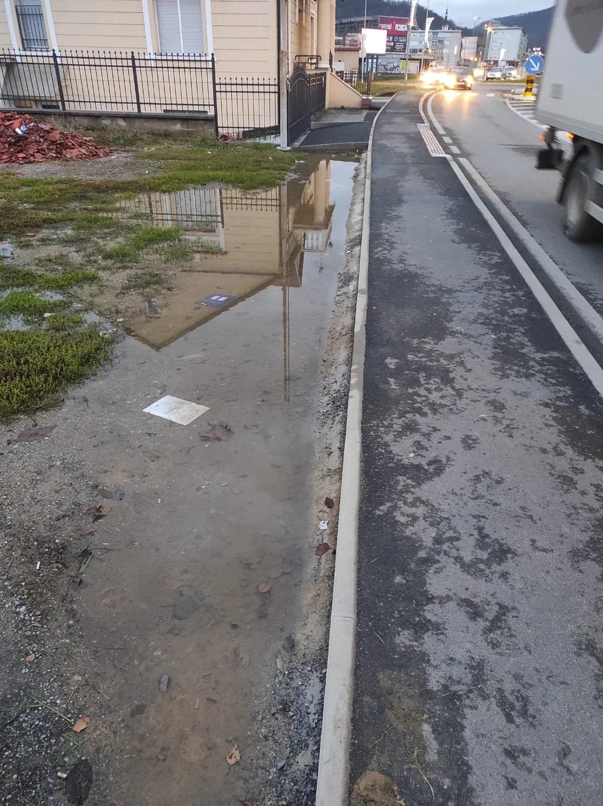 Velike količine vode koje se prelijevaju preko nogostupa "ukrašavaju" grad