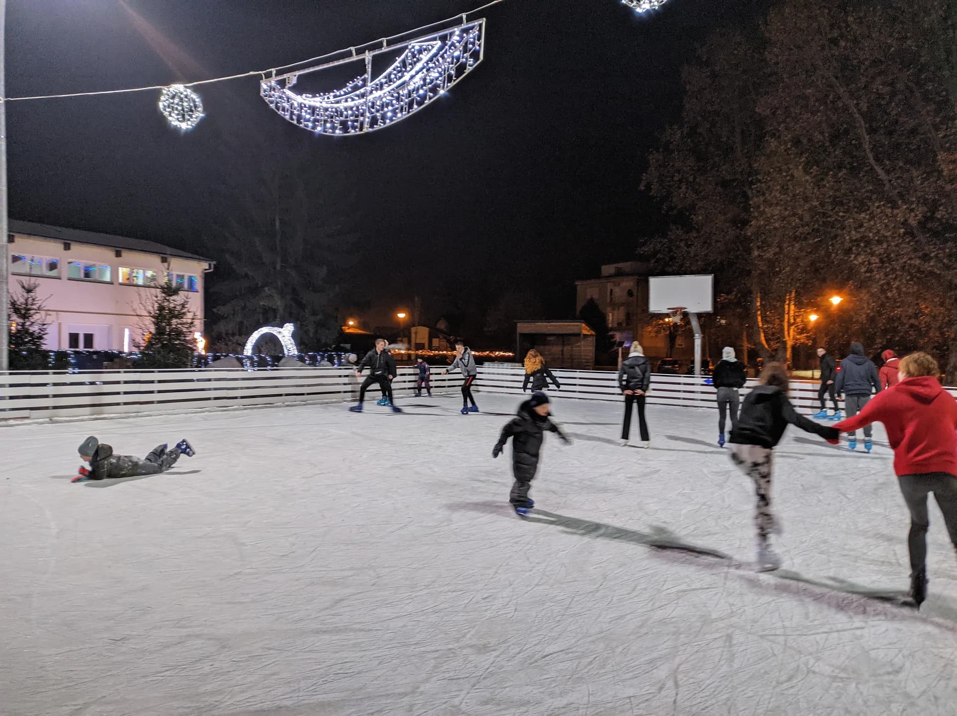 Klizalište u Požegi ispunjeno mladima; uz ugodnu atmosferu i pravi adventski ugođaj uživaju i stariji [FOTO]
