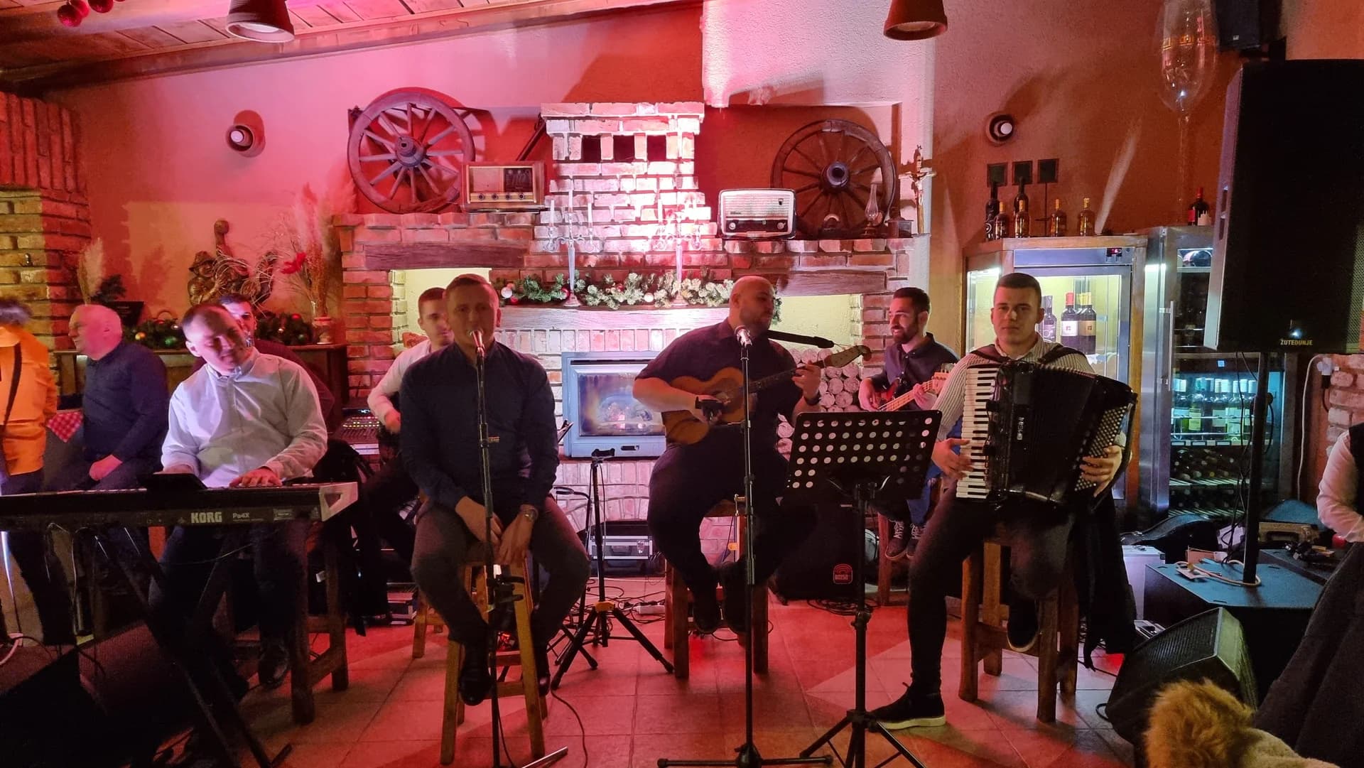 Brojni obožavatelje legendarnog Tome Zdravkovića uživali slušajući njegove pjesme u izvođenju vrsnih svirača [FOTO]