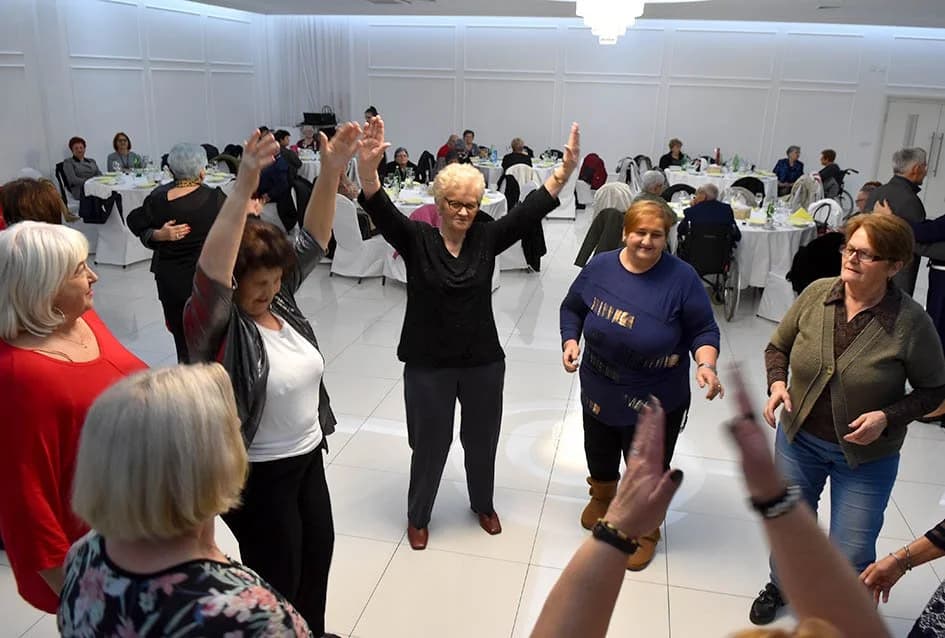 Umirovljenici imali posljednju ovogodišnju zabavu- spremaju se za doček Nove godine [FOTO]