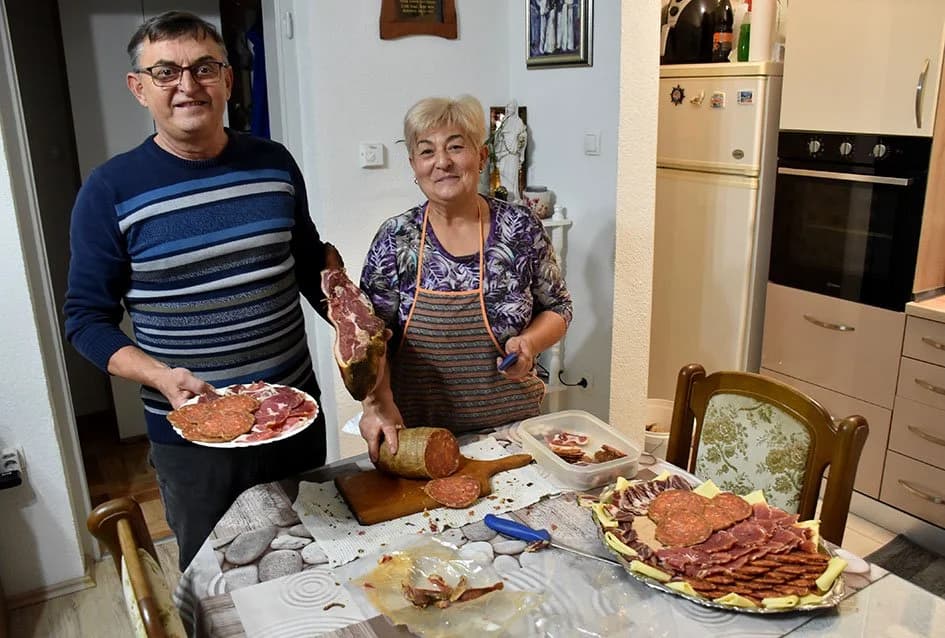 Rođendan voljene supruge nije mala stvar: Za feštu čuvao šunku četiri, a kulen dvije godine /FOTO/