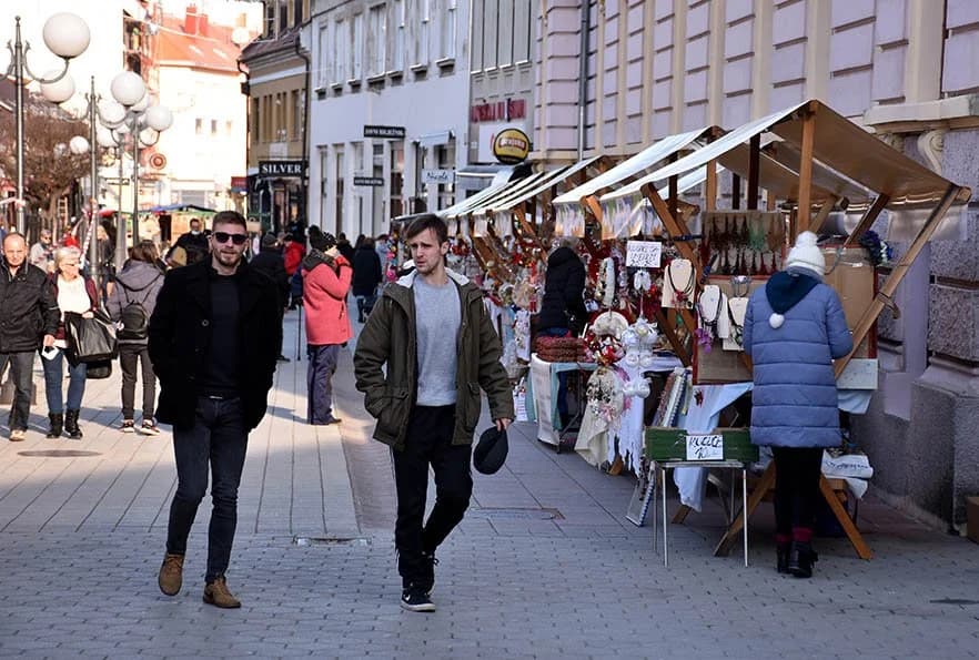 Tridesetak izlagača na Božičnom sajmu u pješačkoj zoni /FOTO/