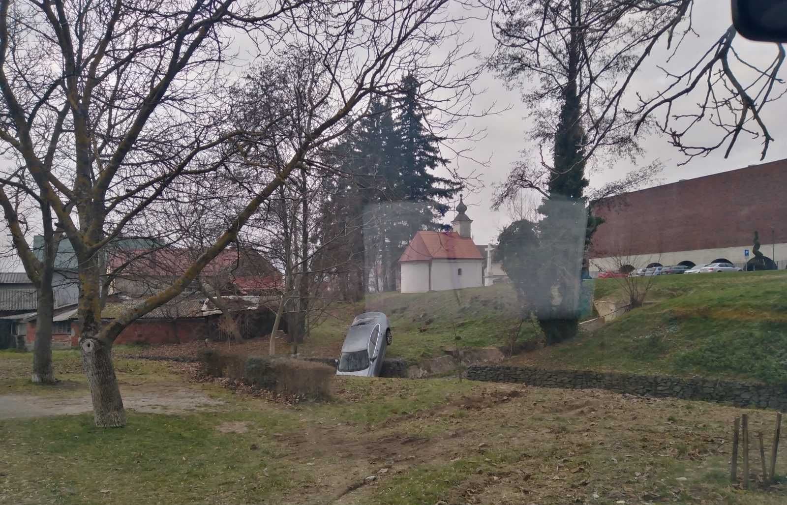 Volvom sletio u "Kutjevačku riku"