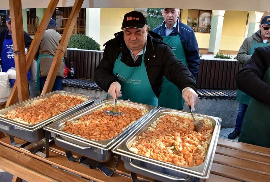 Gradonačelnik Glavić i županica Jozić zasukali rukave i dijelili građanima porcija perkelta od soma