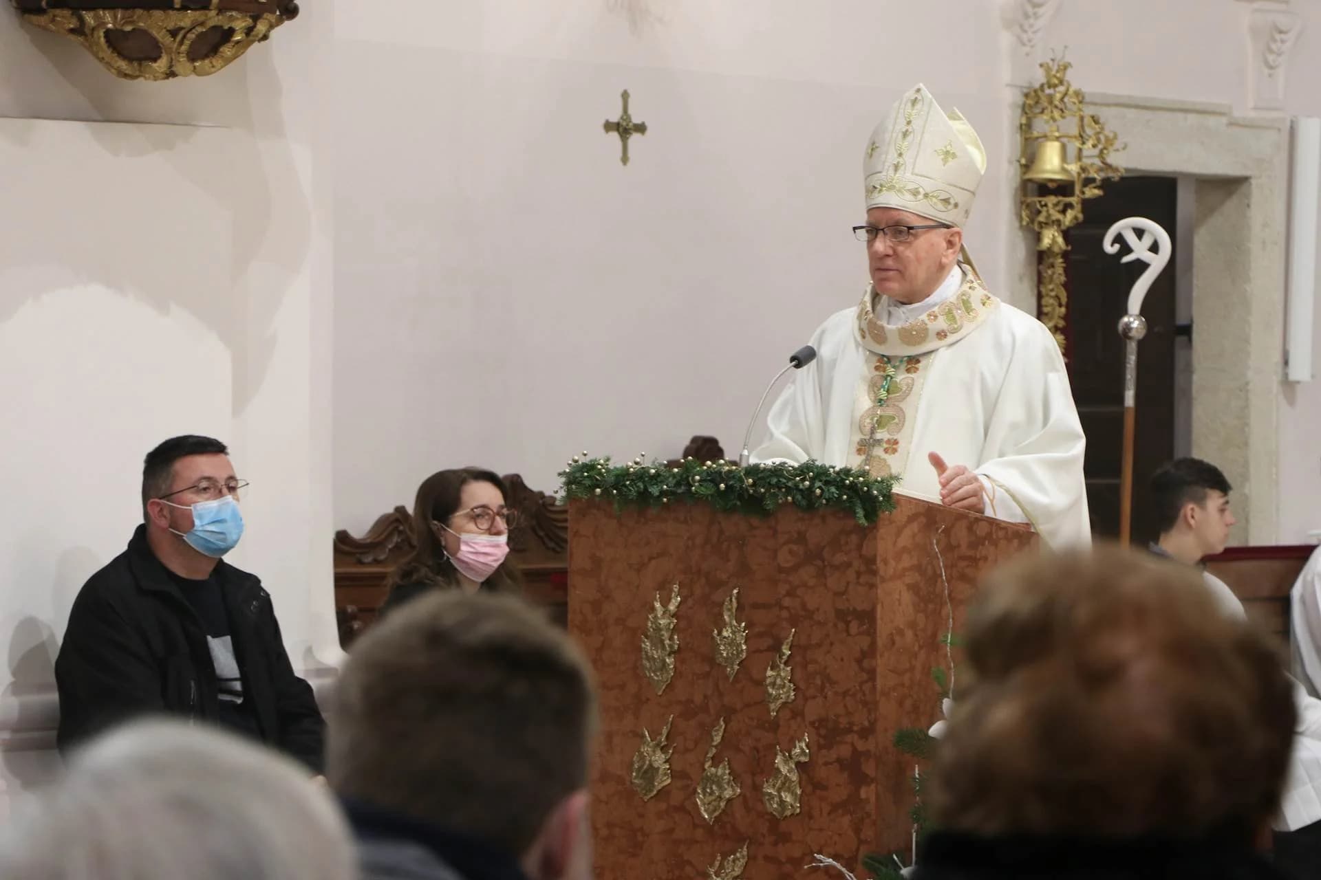 Biskup Škvorčević krstio Franju, dvanaesto dijete roditelja Roberta i Jasne Černušak: "Svjedoci smo, kako je obitelj u suvremenom društvu u krizi"