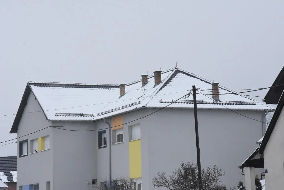 Prema očekivanjima i našim najavama snijeg je zabijelio Požešku kotlinu te razveselio najmlađe /FOTO/