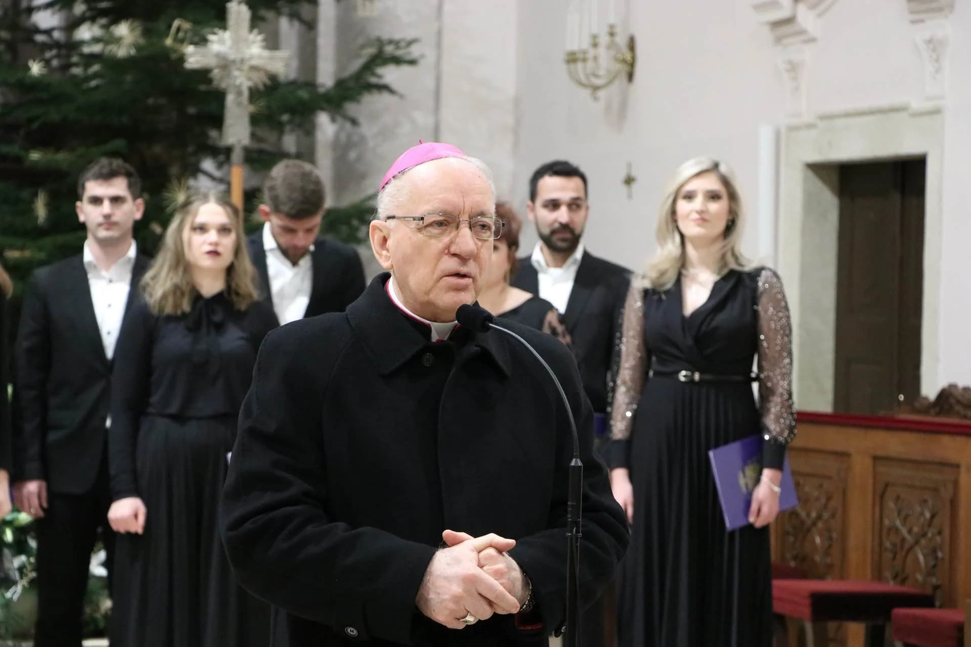 Božićni koncert u požeškoj Katedrali s pjesmama iz Hrvatske i svijeta