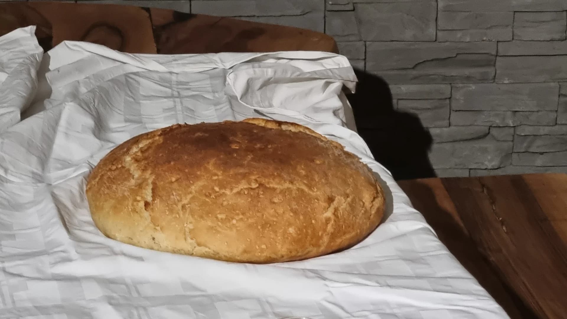 Iako je mlad sve mu ide od ruke pa čak i pečenje kruha ispod sača koji priprema za doček Nove godine /FOTO/