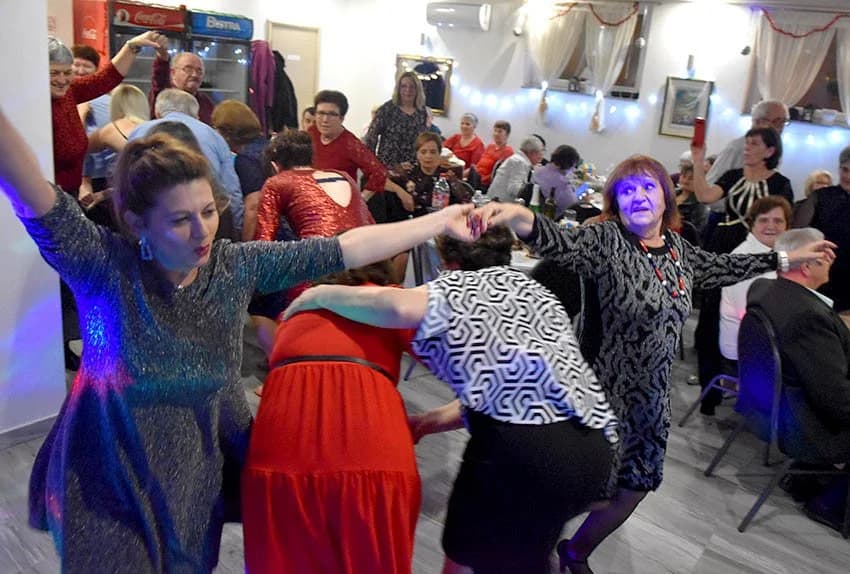 Umirovljenici veselo u Novu godinu uz mnogo plesa i pjesme /FOTOGALERIJA/