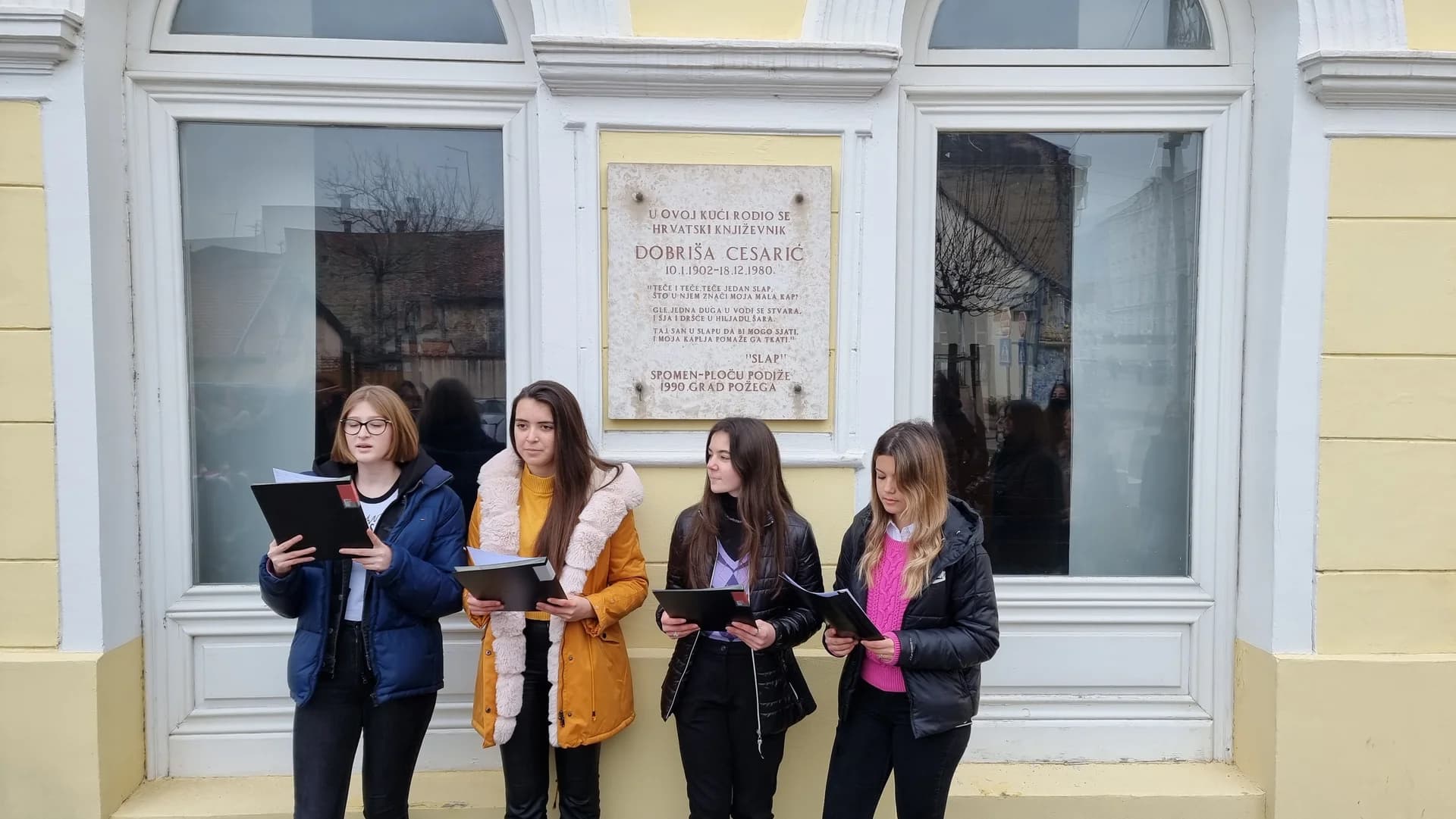 PJESNIKU U ČAST – Vijenac i nezaboravni stihovi kod rodne kuće Dobriše Cesarića