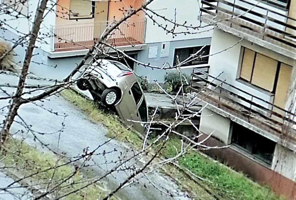 Nesvakidašnji prizori: Osobnim automobilom završio u vrtu /FOTO/