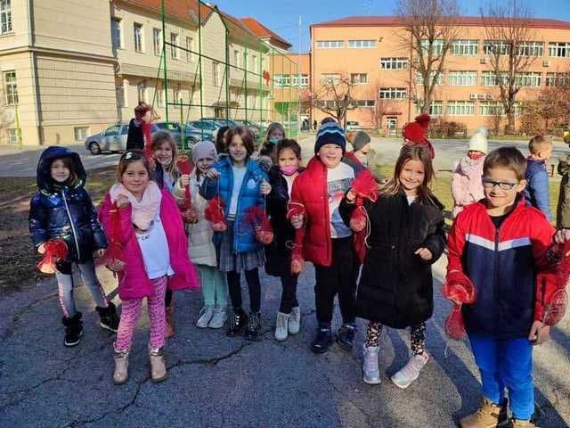 Mali Kempfovci izradili i postavili hranilice za ptice /FOTO/