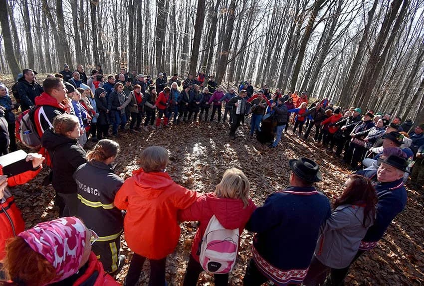 Stotinjak planinara zaigralo kolo na najvišem vrhu Požeške gore /FOTOGALERIJA/