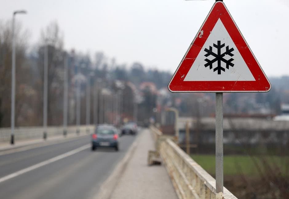 Kolnici su mokri i skliski, na većem dijelu prometnica ima i poledice: Vozači oprez!