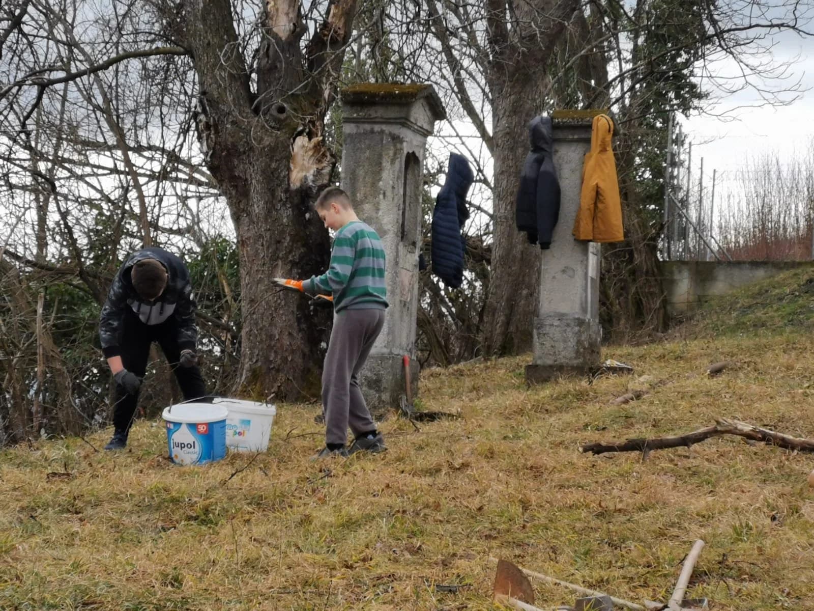 Franjevačka mladež i ministranti zasukanih rukava uređuju požešku Kalvariju  /FOTO/