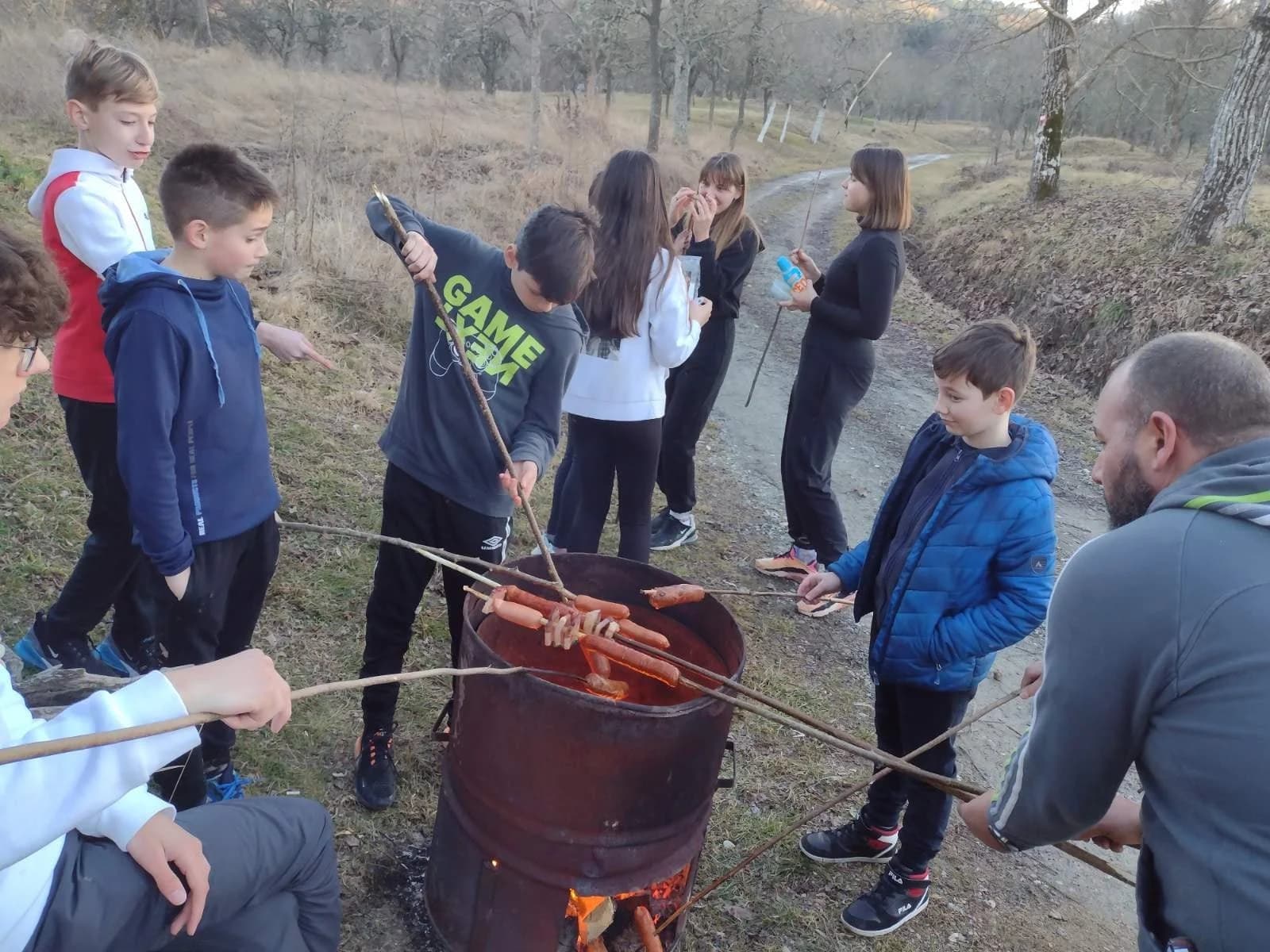 Pčelice i Sokolići pohodili najviši vrh Požeške gore - podmladak Sokolovaca: "Bilo je tu blata, snijega, leda, padova" /FOTO/