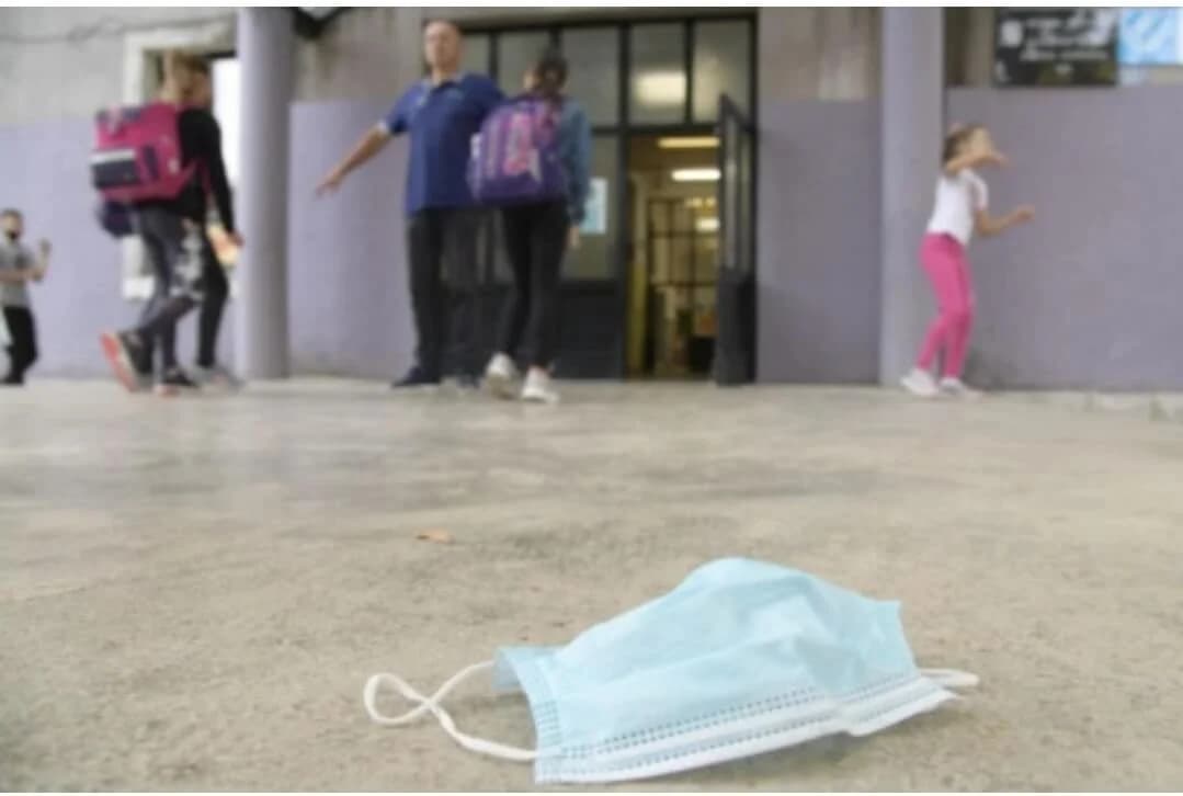 Maske u školama potpuno se ukidaju, uskoro prestaje i samotestiranje, vraćaju se učeničke ekskurzije?