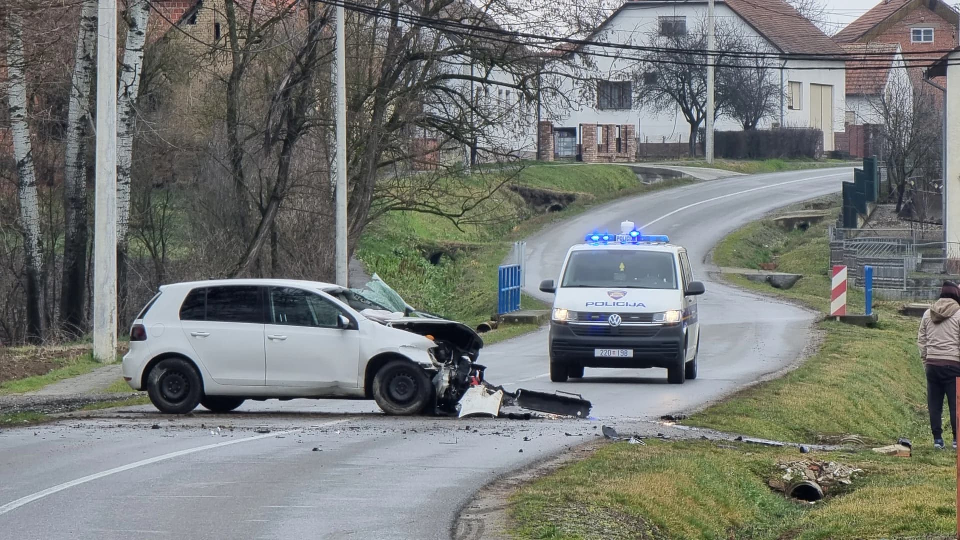 Teža prometna nesreća u Gradcu pokraj Pleternice: Dvije osobe prevezene u bolnicu