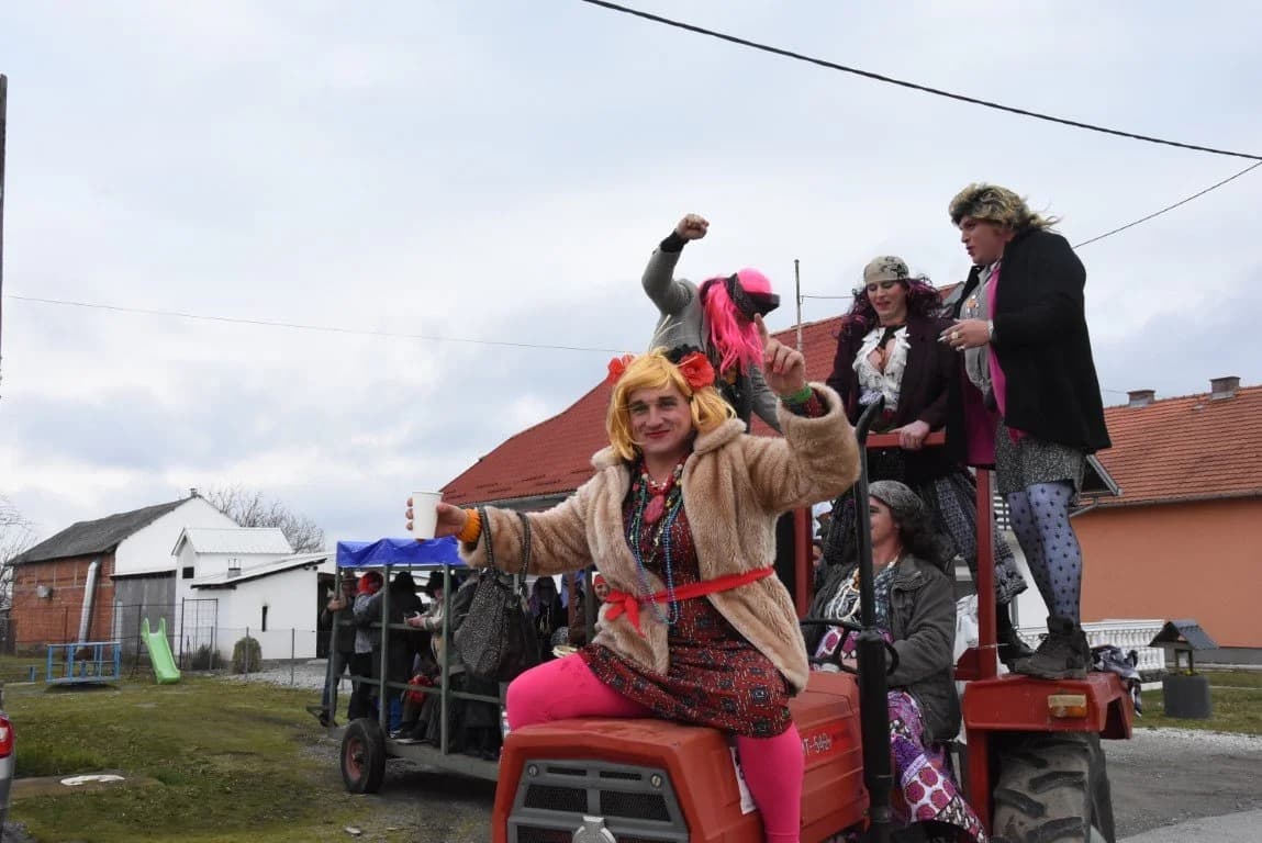 Poklade su, poklade su i ludi su dani....Ej poklade su i ludi su dani: Jedinstvena pokladna manifestacija u Jakšiću /FOTOGALERIJA/