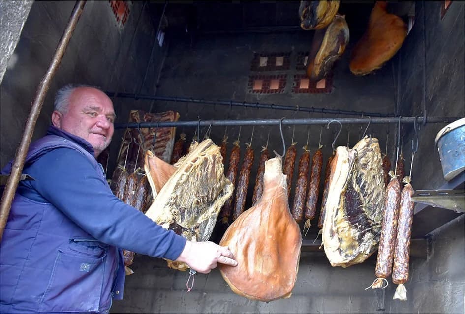Vremenske prilike pogoduju sušenju mesa /FOTO/