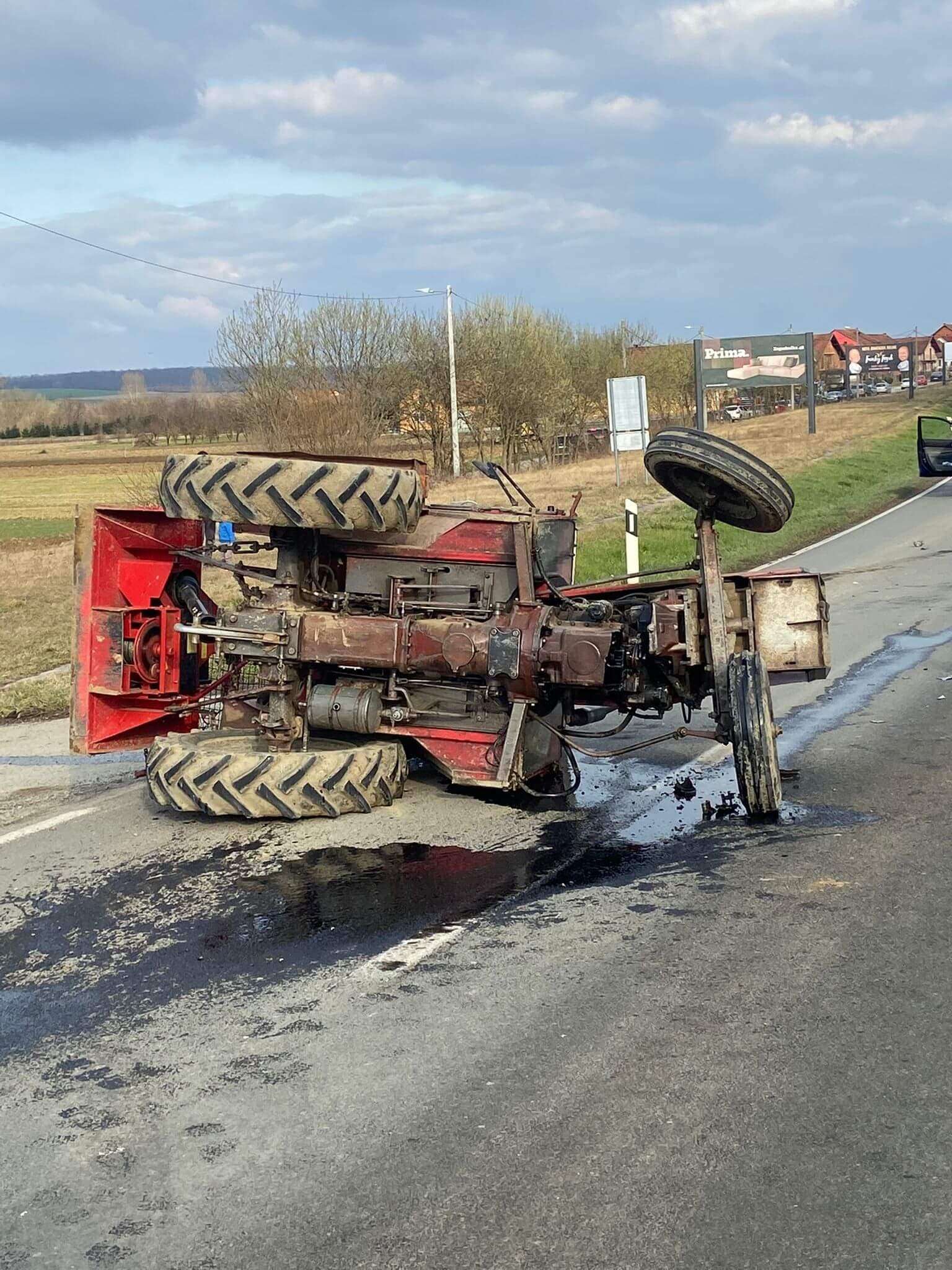 Sudar osobnog vozila i traktora u Dervišagi: Od siline udarca došlo do prevrtanja traktora /FOTO/