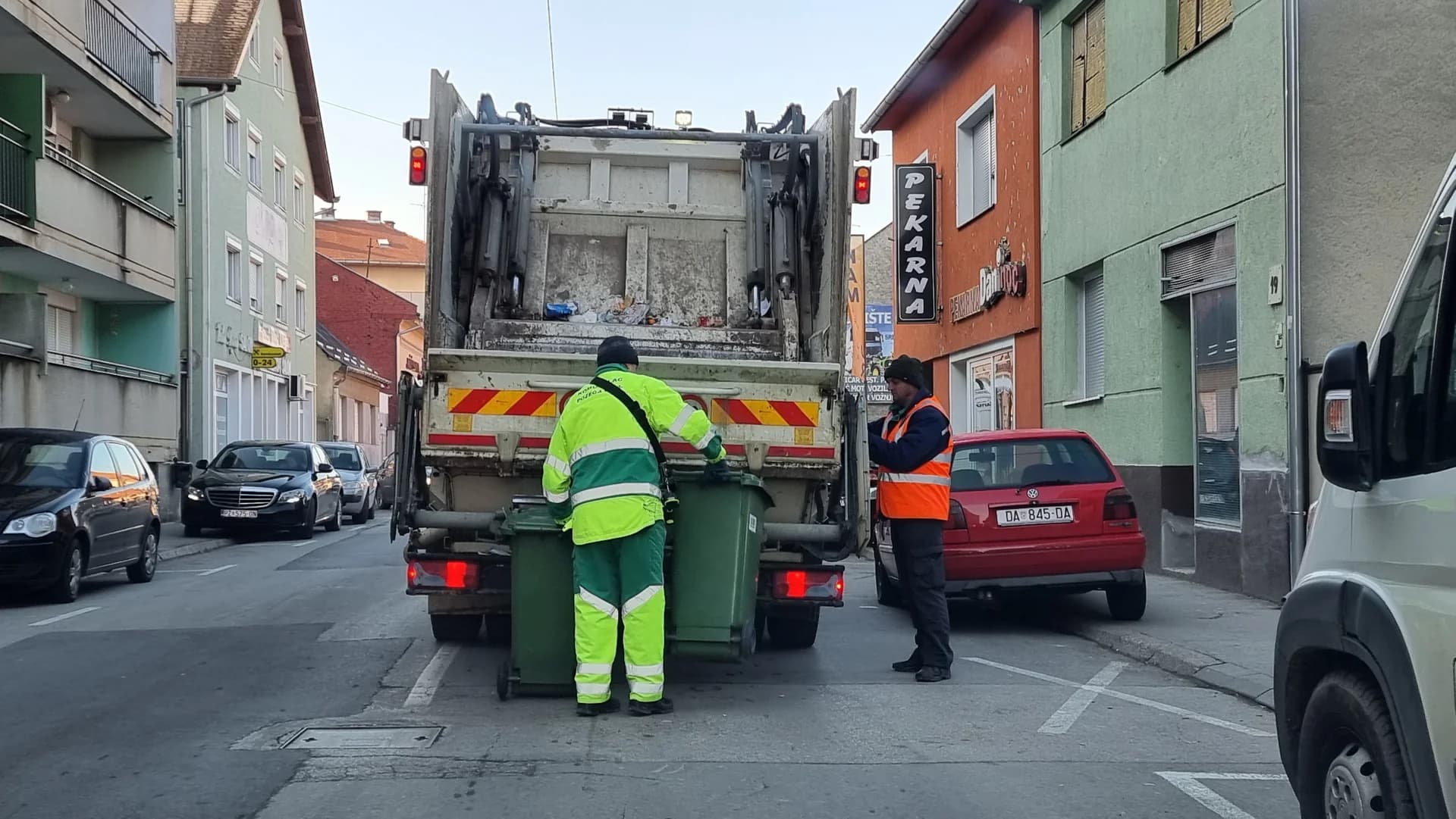 Štrajk u Komunalcu? Pobunili se pa se brzinski vratili na posao! /FOTO/