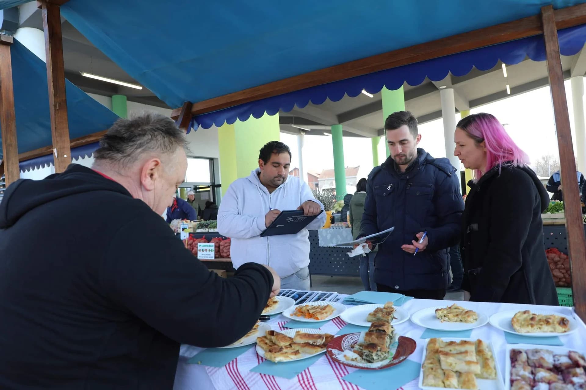 Miris posnih pita i fiš paprikaša privukao brojne posjetitelje na pleterničku tržnicu /FOTO/