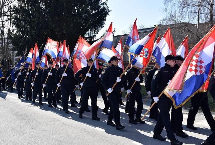/FOTOGALERIJA/ Svečanim mimohodom, polaganjem vijenaca i euharistijskim slavljem svečano obilježena 31. obljetnica početka Domovinskog rata u Pakracu
