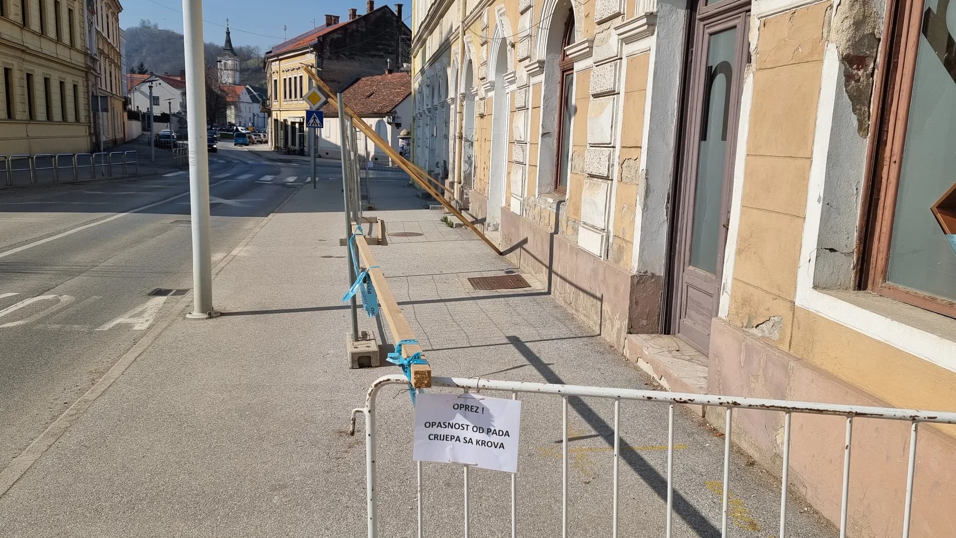 Hoće li ovo ruglo uz Gradsku knjižnicu "krasiti" svečanost obilježavanja Dana grada!? /FOTO/