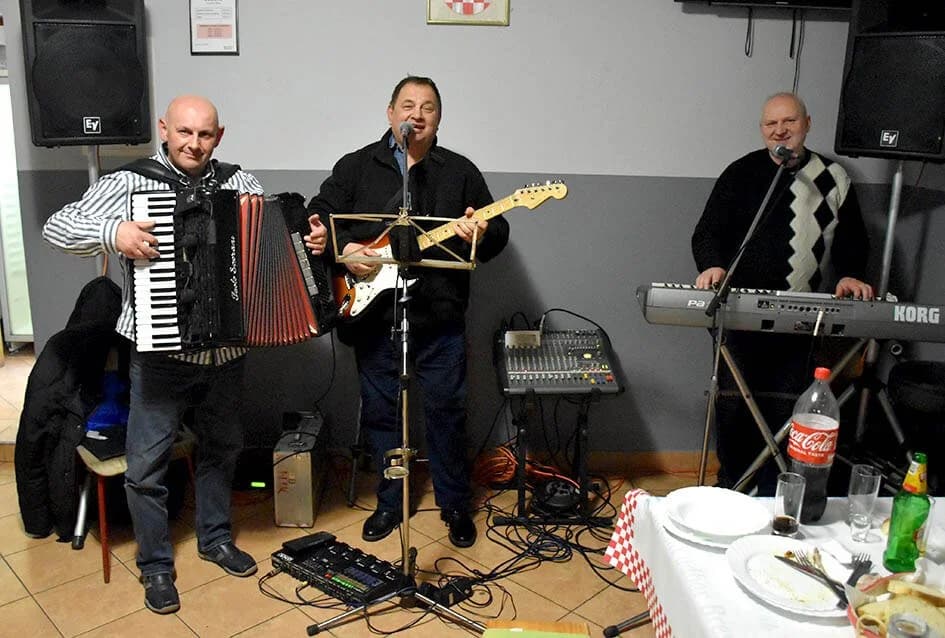 Platili su nam da se popnemo i sviramo na hrpetini slame – prisjeća se nekadašnji tamburaš Josip Štetić jedne svadbe /FOTOGALERIJA/