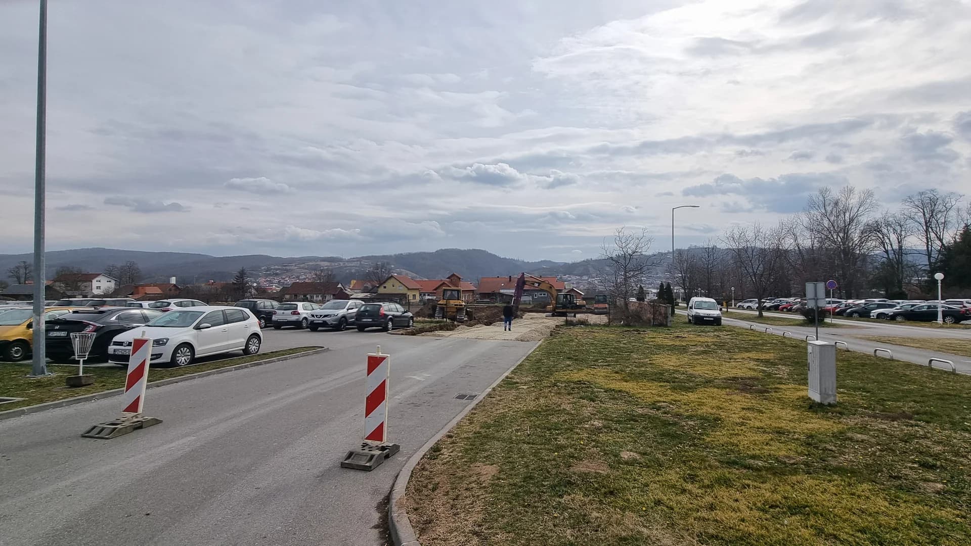 Bruje radni strojevi u krugu požeške bolnice: Je li krenula izgradnja novih parkirališnih mjesta?