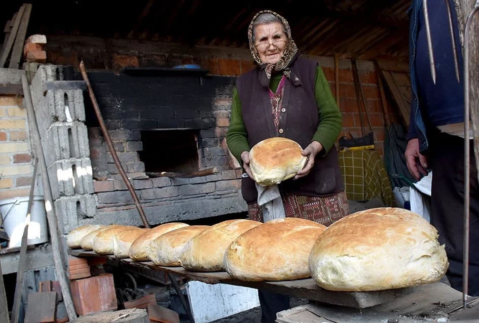 Kruh iz krušne peći po staroj recepturi za potrebe svoga domaćinstva: Baka Marija ne posustaje u njegovanju tradicije /FOTO/