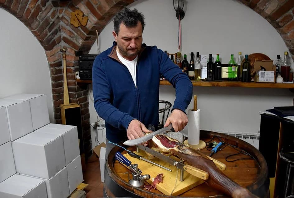 VINOGRADARSTVO I VINARSTVO KREŠIMIRA BARONICE IZ KUTJEVA: Jedna litra benzina skuplja od jedne litre kvalitetne vinske kapljice