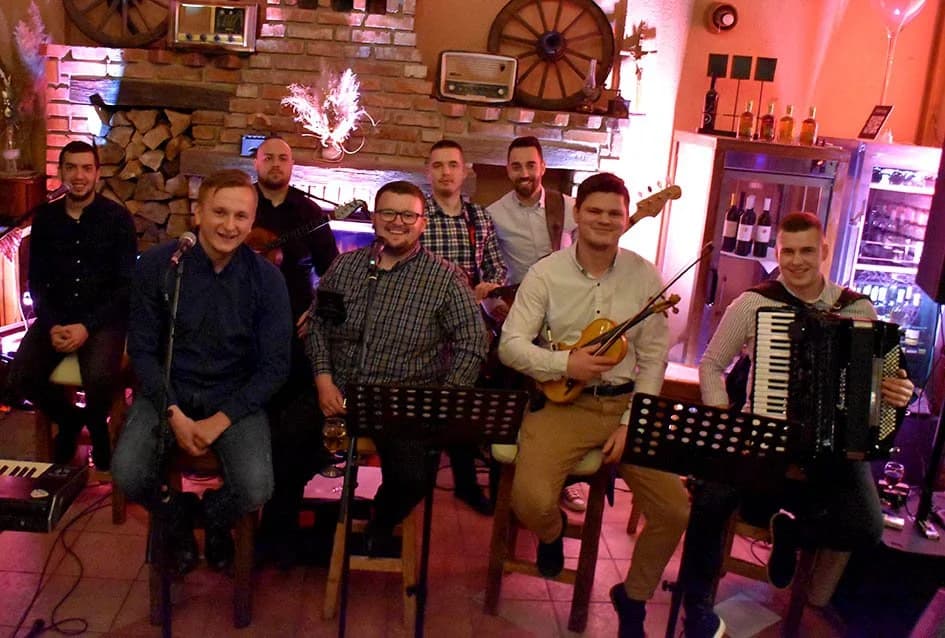 Vrsni svirači požeškog, brodskog i gradiškog kraja svirali i pjevali odabrane pjesme popularnog Tozovca u Zlatnom Lugu /FOTOGALERIJA/
