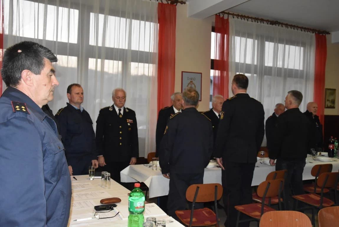 Četiri kutjevačka vatrogasca dobili spomenice za 10 godina u vatrogastvu, a bivši županijski čelnik vatrogasaca Željko Petrović dobio počast /FOTO/