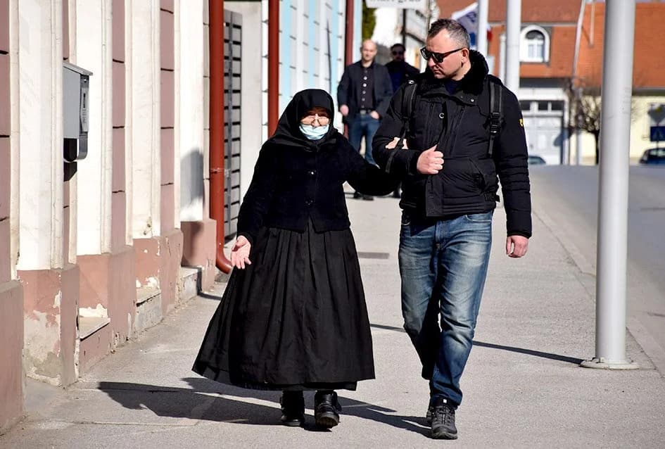 Sigurni koraci ruku pod ruku /FOTO/