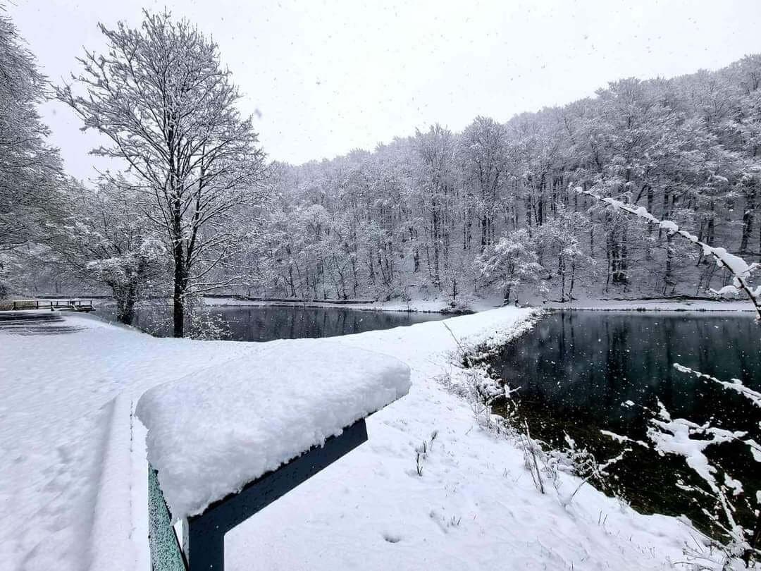 Proljetni snijeg na Papuku /FOTO/