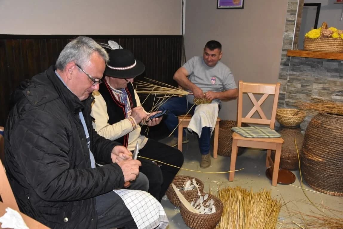 Jakšićki Slovaci spravljali uporabne predmete koji su se nekad koristili, a domaćice pekle Babke! /FOTO/