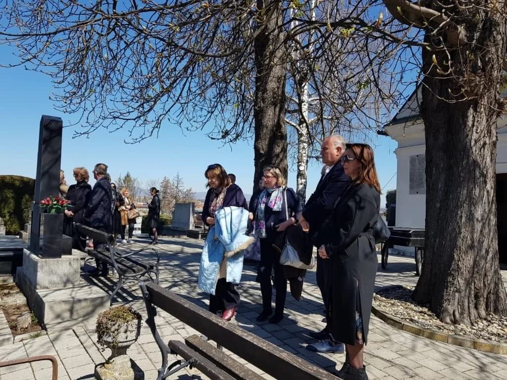 Urna sa posmrtnim ostancima Davorina Kempfa položena u obiteljsku grobnicu na požeškom groblju Svetog Ilije