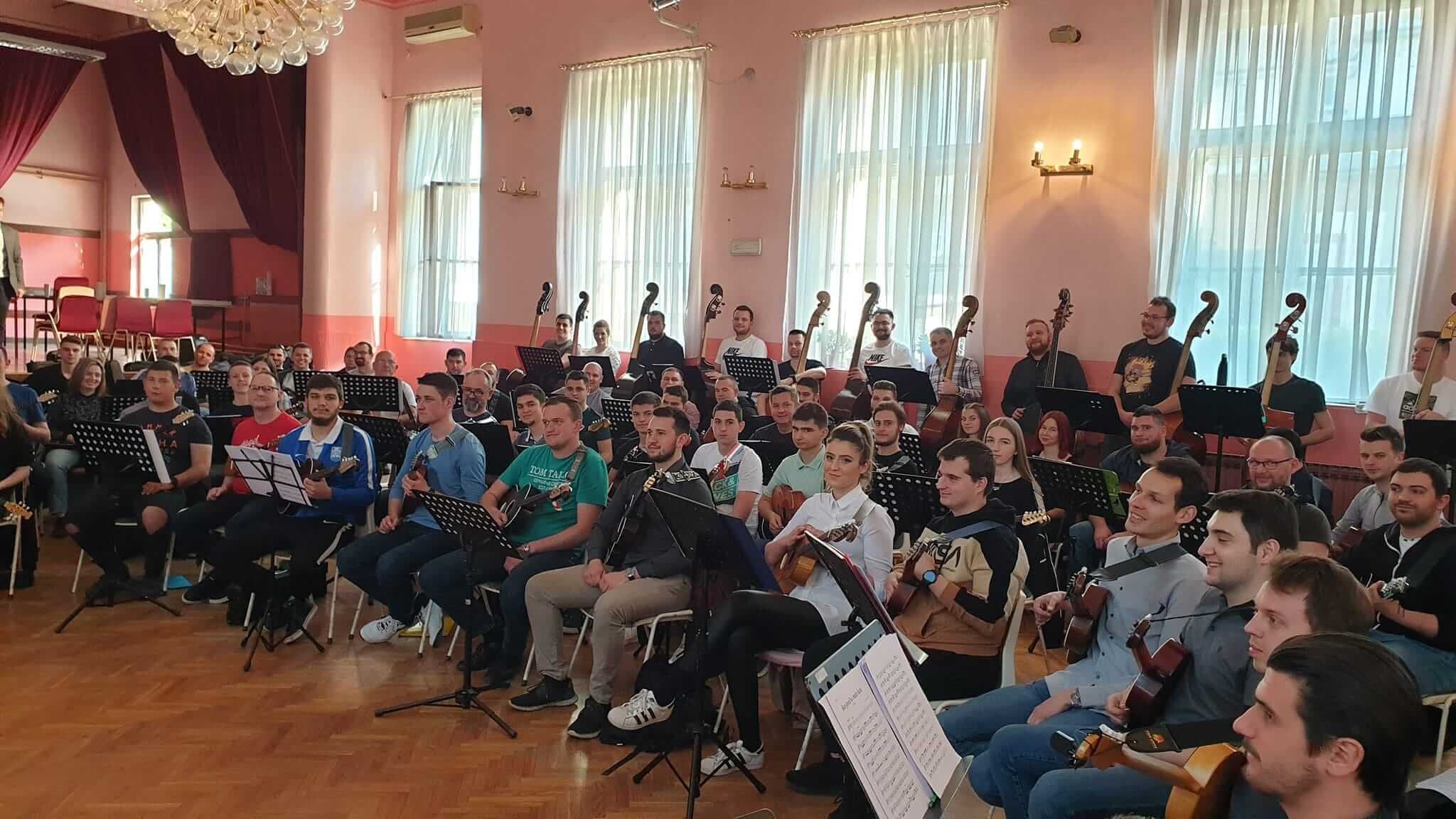 Saša Botički pripremio požeške tamburaše za Šokačku rapsodiju na kojoj će u Lisinskom zapjevati Požežanka Bruna Oberan-Bošković