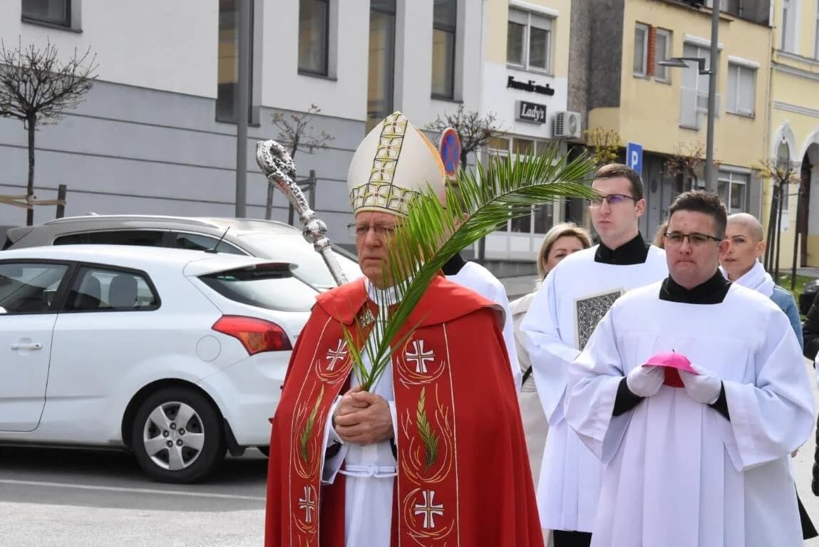 /FOTOGALERIJA/  Procesija ulicama grada i svečano euharistijsko slavlje u požeškoj Katedrali
