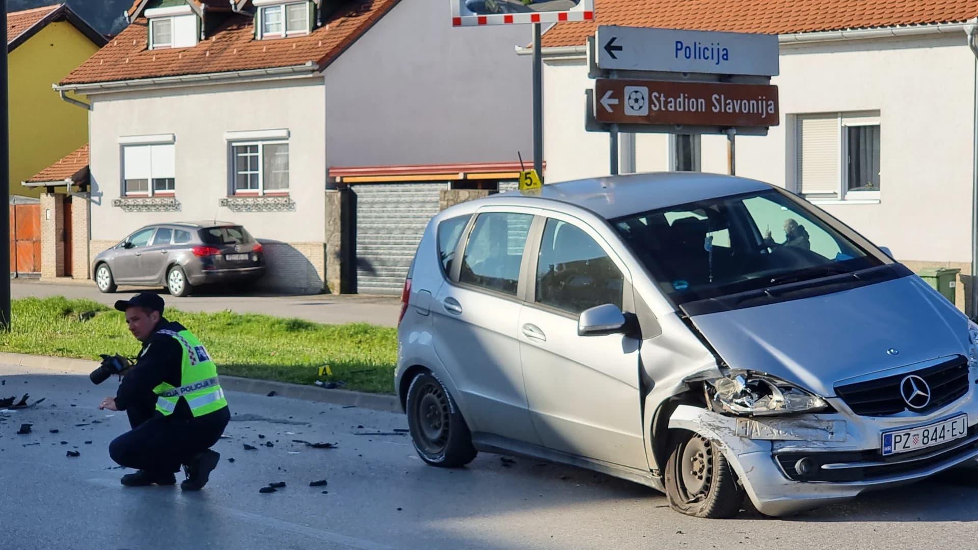 Prometna nesreća u Požegi: Jedna osoba prevezena u požešku bolnicu /FOTO/