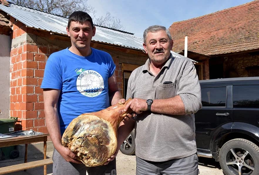 PRIPREME ZA USKRŠNJE OKUPLJANJE U OBITELJI SAMARDŽIJA IZ BIŠKUPACA: Očekuje se tridesetak članova obitelji na blagdanskom ručku /FOTO/